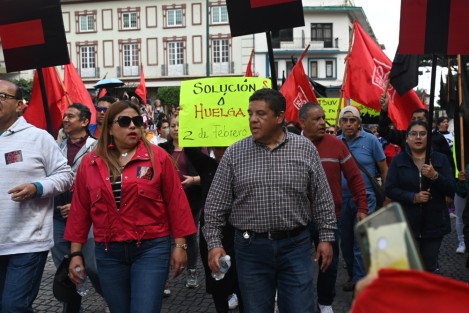 Agremiados del SETSUV marcharon nuevamente por calles de la capital veracruzana en demanda del cumplimiento de sus demandas laborales, entre éstas el incremento salarial del 20%. 