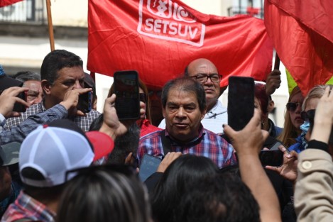 Agremiados del SETSUV marcharon nuevamente por calles de la capital veracruzana en demanda del cumplimiento de sus demandas laborales, entre éstas el incremento salarial del 20%. 