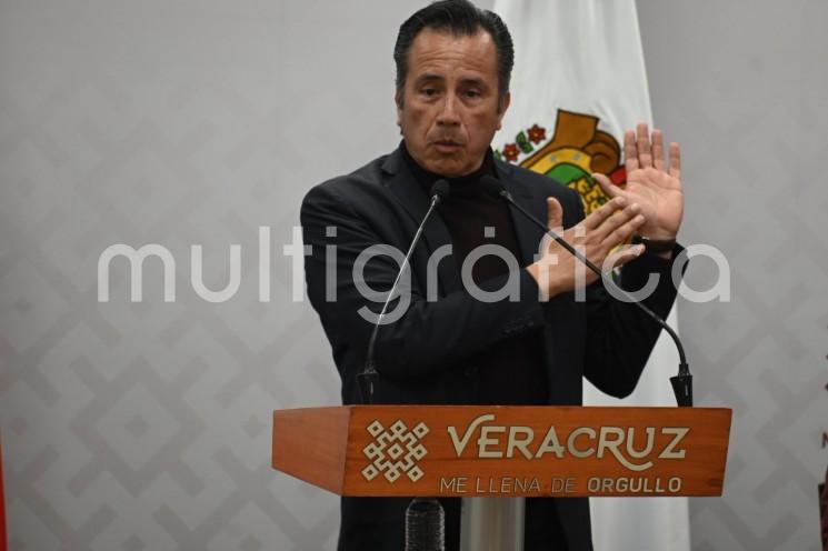 El gobernador Cuitláhuac García Jiménez aseguró que tiene pruebas de que el anterior fiscal Jorge Winckler tenía escondidos 300 millones de pesos escondidos en la Fiscalía, mismos que cree serían para campañas. 