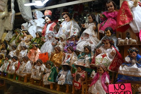 El Mercado Jáuregui en Xalapa, Ver. es el sitio tradicional donde se encuentran todas las indumentarias que los devotos católicos  usan para vestir y adorar sus imágenes del Niño Dios. Trajes, sillas, accesorios y reparaciones, todo en esos locales. 