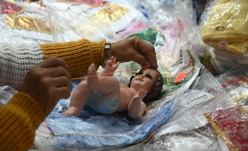 El Mercado Jáuregui en Xalapa, Ver. es el sitio tradicional donde se encuentran todas las indumentarias que los devotos católicos  usan para vestir y adorar sus imágenes del Niño Dios. Trajes, sillas, accesorios y reparaciones, todo en esos locales. 