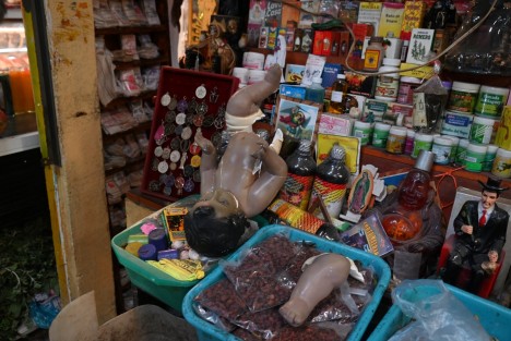 El Mercado Jáuregui en Xalapa, Ver. es el sitio tradicional donde se encuentran todas las indumentarias que los devotos católicos  usan para vestir y adorar sus imágenes del Niño Dios. Trajes, sillas, accesorios y reparaciones, todo en esos locales. 