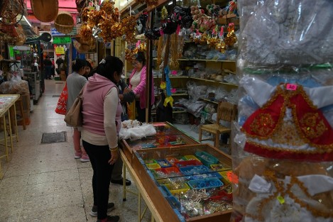 Desde diciembre las personas acuden a buscar la indumentaria de su preferencia, aunque son los días previos al 2 de febrero, fecha en que muchos levantan su niño en el día de La Candelaria, cuando estos comercios son más concurridos. 