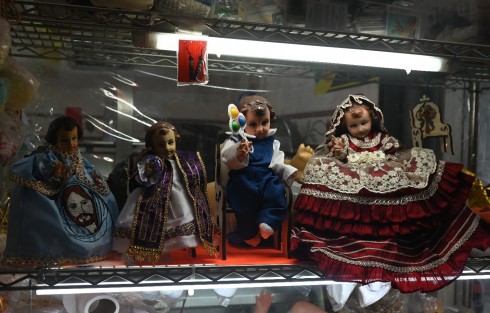 Aunque con el paso de los años los comerciantes han divulgado el uso de varias trajes, como doctor, santos y más, la Iglesia Católica recomienda que se usen únicamente ropones, por respeto a lo que estas imágenes representan, Cristo niño. 