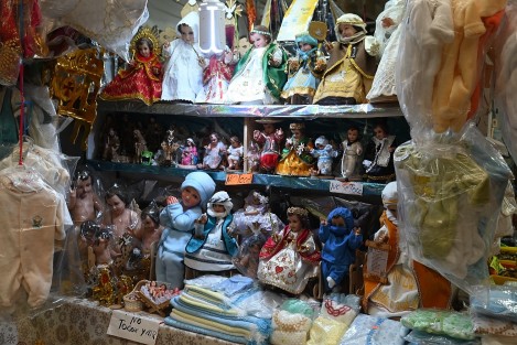 Aunque con el paso de los años los comerciantes han divulgado el uso de varias trajes, como doctor, santos y más, la Iglesia Católica recomienda que se usen únicamente ropones, por respeto a lo que estas imágenes representan, Cristo niño. 