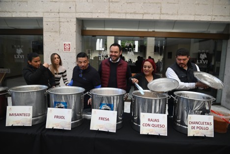 Servidores públicos sirvieron los tamales en el Palacio Legislativo, donde siguiendo la tradición se compartieron los tradicionales alimentos con motivo del Día de la Candelaria. 