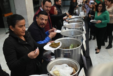 Servidores públicos sirvieron los tamales en el Palacio Legislativo, donde siguiendo la tradición se compartieron los tradicionales alimentos con motivo del Día de la Candelaria. 