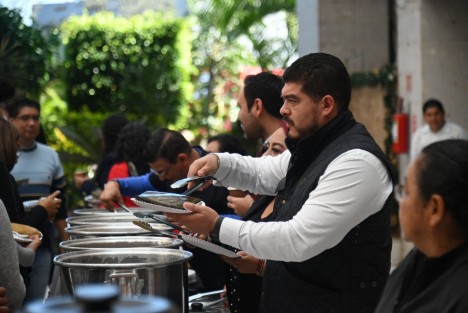 Servidores públicos sirvieron los tamales en el Palacio Legislativo, donde siguiendo la tradición se compartieron los tradicionales alimentos con motivo del Día de la Candelaria. 