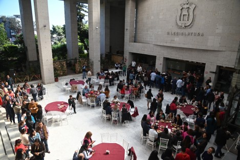 Servidores públicos sirvieron los tamales en el Palacio Legislativo, donde siguiendo la tradición se compartieron los tradicionales alimentos con motivo del Día de la Candelaria. 
