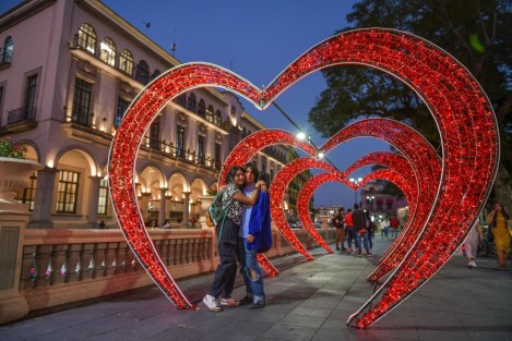 Como ya se ha hecho tradición, autoridades municipales de Xalapa colocaron en el parque Benito Juárez, decoración alusiva a la temporada. Xalapeños y visitantes acuden a disfrutar del espacio y tomarse la foto del recuerdo. 