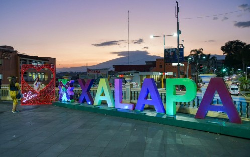 Como ya se ha hecho tradición, autoridades municipales de Xalapa colocaron en el parque Benito Juárez, decoración alusiva a la temporada. Xalapeños y visitantes acuden a disfrutar del espacio y tomarse la foto del recuerdo. 