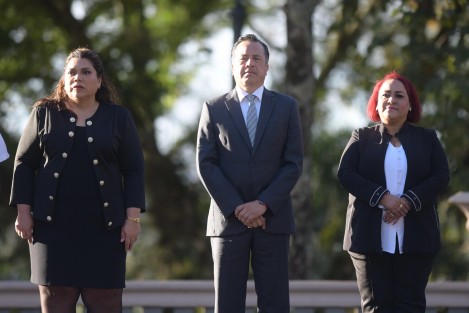  Con el izamiento de nuestro lábaro patrio, los tres poderes en Veracruz representados por el gobernador Cuitláhuac García, las presidentas del Congreso local, diputada Adriana Esther Martínez Sánchez, y del Tribunal Superior de Justicia, magistrada Lisbeth Aurelia Jiménez Aguirre conmemoraron la promulgación de las Constituciones de 1857 y 1917. 