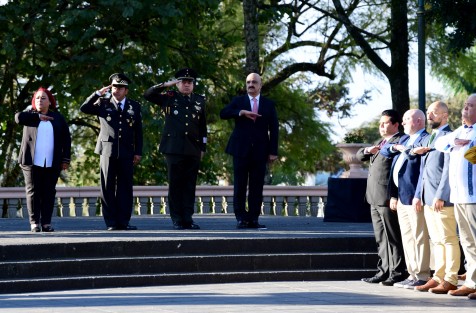 En la ceremonia conmemorativa participaron el Jefe de Estado Mayor de la 26/a Zona Militar, Octavio Martínez Velázquez; el comandante de la Brigada de la Policía Naval Armando Miguel Ojeda Reyes; el Coordinador Estatal de la Guardia Nacional en Veracruz, Vicente Dimayuga Canales y el Presidente Municipal de Xalapa, Ricardo Ahued Bardahuil.