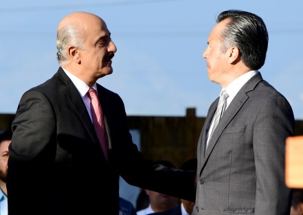 En la ceremonia conmemorativa participaron el Jefe de Estado Mayor de la 26/a Zona Militar, Octavio Martínez Velázquez; el comandante de la Brigada de la Policía Naval Armando Miguel Ojeda Reyes; el Coordinador Estatal de la Guardia Nacional en Veracruz, Vicente Dimayuga Canales y el Presidente Municipal de Xalapa, Ricardo Ahued Bardahuil.