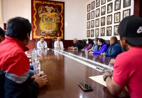 A pesar de ser día no laboral, con el fin de atender a la población y dar seguimiento a las solicitudes de obra pública, el alcalde Ricardo Ahued Bardahuil se reunió este lunes con vecinos de la colonia Lomas de San Roque.
