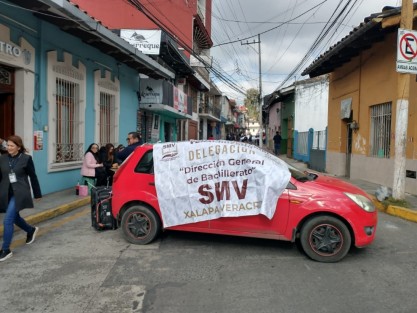 Integrantes del Sindicato Magisterial Veracruzano bloquearon la calle Morelos del centro de la Capital. Exigen la destitución del Director del Seguro Social de los Trabajadores de la Educación del Estado (SSTEEV).