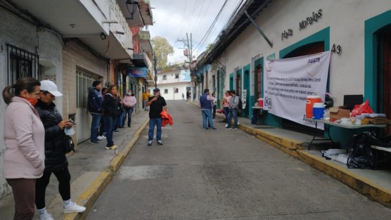 Integrantes del Sindicato Magisterial Veracruzano bloquearon la calle Morelos del centro de la Capital. Exigen la destitución del Director del Seguro Social de los Trabajadores de la Educación del Estado (SSTEEV).