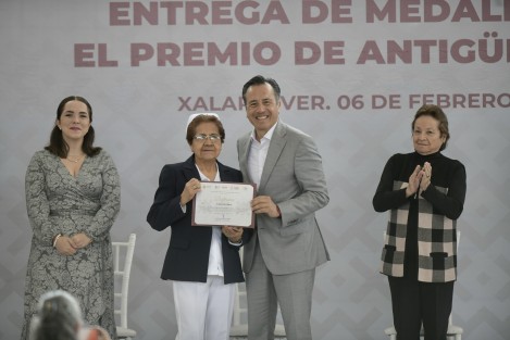 Durante la entrega del Premio de Antigüedad 2023 a trabajadores que cumplen 45, 50 y 55 años en la dependencia estatal, el gobernador Cuitláhuac García Jiménez y la titular, Guadalupe Díaz del Castillo Flores, reconocieron a la fuerza productiva del sector, celebrando su contribución invaluable a la población.