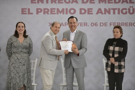 En la ceremonia recibieron medalla y premio, por su trayectoria de 45 años, Luisa García y Rodríguez, Isabel Ruano Díaz, Catalina del Carmen Sánchez Viveros, Alfonsina Tejeda García y María del Rocío Villanueva Anzures; 50 años, José Leoncio Cerón Herrera y María Cristina Espinoza Morales, además de José Carlos Rodríguez Valle, con 55.