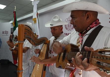 El alcalde de Alto Lucero, Ver., Vicente Aguilar, invitó al Festival Internacional de Arpa, en dicho municipio, el cual dará inicio este 10 de febrero en punto de la una de la tarde.