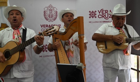 El alcalde de Alto Lucero, Ver., Vicente Aguilar, invitó al Festival Internacional de Arpa, en dicho municipio, el cual dará inicio este 10 de febrero en punto de la una de la tarde.