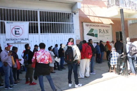 Ejidatarios provenientes de varios municipios se manifestaron en las instalaciones del  Registro Agrario Nacional, por la falta de atención de la dependencia federal sin que avancen los trámites que están por vencer, problemática que tiene meses y afecta para obtener los certificados para el programa  Sembrando Vida.