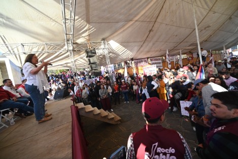 La precandidata única de Morena a la gubernatura de Veracruz, Rocío Nahle, estuvo en e Miahuatlán, uno de los más importantes productores de leche del estado de Veracruz. Cientos de habitantes de la región estuvieron presentes en la plaza principal para saludar a la ex secretaria de Energía, quien adelantó que su cierre de precampaña será este sábado en Alvarado.