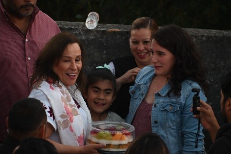 La precandidata única de Morena a la gubernatura de Veracruz, Rocío Nahle, estuvo en e Miahuatlán, uno de los más importantes productores de leche del estado de Veracruz. Cientos de habitantes de la región estuvieron presentes en la plaza principal para saludar a la ex secretaria de Energía, quien adelantó que su cierre de precampaña será este sábado en Alvarado.