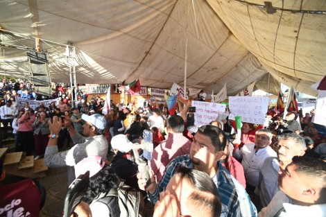 La precandidata única de Morena a la gubernatura de Veracruz, Rocío Nahle, estuvo en e Miahuatlán, uno de los más importantes productores de leche del estado de Veracruz. Cientos de habitantes de la región estuvieron presentes en la plaza principal para saludar a la ex secretaria de Energía, quien adelantó que su cierre de precampaña será este sábado en Alvarado.