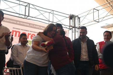 La precandidata única de Morena a la gubernatura de Veracruz, Rocío Nahle, estuvo en e Miahuatlán, uno de los más importantes productores de leche del estado de Veracruz. Cientos de habitantes de la región estuvieron presentes en la plaza principal para saludar a la ex secretaria de Energía, quien adelantó que su cierre de precampaña será este sábado en Alvarado.