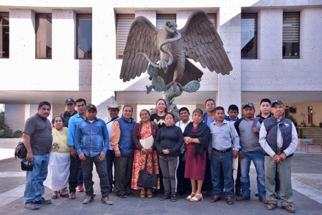 Tras la gestión de la diputada Perla Eufemia Romero Rodríguez, esta tarde, agentes y subagentes municipales de la región de Papantla fueron recibidos por autoridades federales y estatales ante quienes expusieron necesidades básicas de sus regiones en materia de infraestructura y acceso al agua.