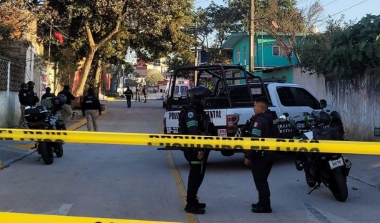 La mañana de esta jueves, una mujer fue asesinada de al menos tres impactos de bala cuando  llevaba a su hijo  a la escuela en la colonia Carolino Anaya de la ciudad de  Xalapa, sobre la calle Río Jordán casi esquina con Río Tecolutla. Policías de la SSP y personal de la Fiscalía realizaron las diligencias correspondientes.