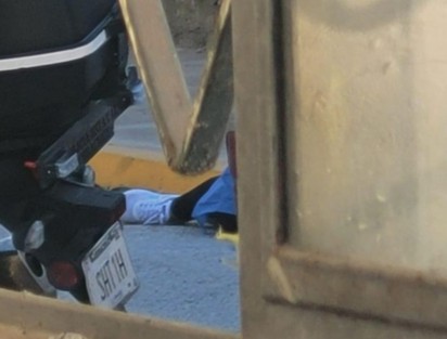 La mañana de esta jueves, una mujer fue asesinada de al menos tres impactos de bala cuando  llevaba a su hijo  a la escuela en la colonia Carolino Anaya de la ciudad de  Xalapa, sobre la calle Río Jordán casi esquina con Río Tecolutla. Policías de la SSP y personal de la Fiscalía realizaron las diligencias correspondientes.