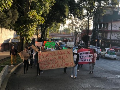 Padres de familia del CBTIS 13 de la ciudad de Xalapa, bloquearon las avenidas Miguel Alemán y Villahermosa, para exigir la destitución de la directora del plantel, ya que afirman, ha incurrido en diversas irregularidades.