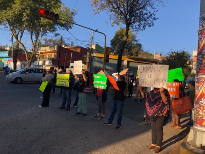 Padres de familia del CBTIS 13 de la ciudad de Xalapa, bloquearon las avenidas Miguel Alemán y Villahermosa, para exigir la destitución de la directora del plantel, ya que afirman, ha incurrido en diversas irregularidades.