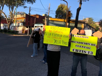 Padres de familia del CBTIS 13 de la ciudad de Xalapa, bloquearon las avenidas Miguel Alemán y Villahermosa, para exigir la destitución de la directora del plantel, ya que afirman, ha incurrido en diversas irregularidades.
