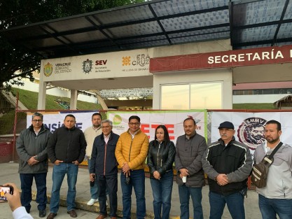 Afiliados a16 sindicatos magisteriales protestaron en Secretaria de Educación de Veracruz (SEV), debido a que no han sido atendidos sus líderes, con diversas demandas. Afirmaron que de no haber solución, llevarán a cabo otro tipo de acciones.