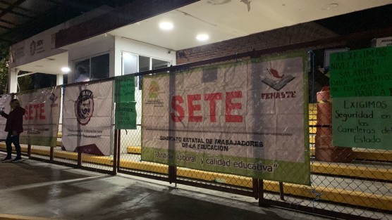 Afiliados a16 sindicatos magisteriales protestaron en Secretaria de Educación de Veracruz (SEV), debido a que no han sido atendidos sus líderes, con diversas demandas. Afirmaron que de no haber solución, llevarán a cabo otro tipo de acciones.
