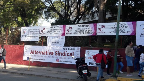 Afiliados a16 sindicatos magisteriales protestaron en Secretaria de Educación de Veracruz (SEV), debido a que no han sido atendidos sus líderes, con diversas demandas. Afirmaron que de no haber solución, llevarán a cabo otro tipo de acciones.