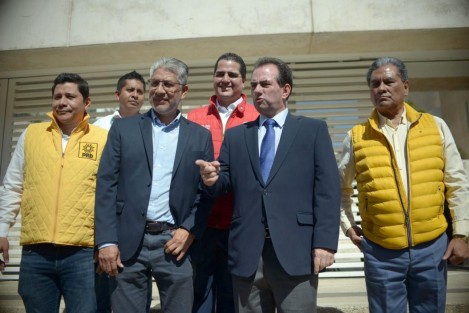 Pepe Yunes, acompañado de los dirigentes del PRI y PAN y el representante del PRD, interpuso denuncia ante la Fiscalía General por presunto uso de recursos públicos en beneficio de MORENA.