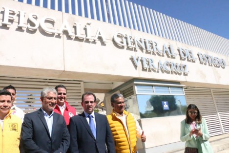Pepe Yunes, acompañado de los dirigentes del PRI y PAN y el representante del PRD, interpuso denuncia ante la Fiscalía General por presunto uso de recursos públicos en beneficio de MORENA.