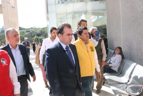 Pepe Yunes, acompañado de los dirigentes del PRI y PAN y el representante del PRD, interpuso denuncia ante la Fiscalía General por presunto uso de recursos públicos en beneficio de MORENA.