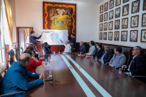 Con el fin de trabajar de forma coordinada y en colaboración con los órganos colegiados para desarrollar obra pública de calidad, el presidente municipal Ricardo Ahued Bardahuil se reunió con integrantes del Comité Directivo 2024-2026 de la Cámara Mexicana de la Industria de la Construcción (CMIC) Delegación Veracruz Centro.
