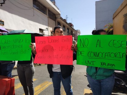 Estudiantes de la Universidad Veracruzana Intercultural bloquearon la calle Sebastián Camacho, en la esquina con Zaragoza, en protesta por la intención de desaparecer la carrera de Agroecología. 
