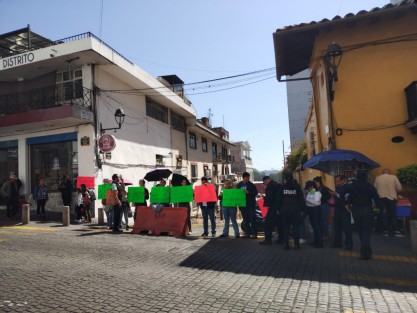 Estudiantes de la Universidad Veracruzana Intercultural bloquearon la calle Sebastián Camacho, en la esquina con Zaragoza, en protesta por la intención de desaparecer la carrera de Agroecología. 