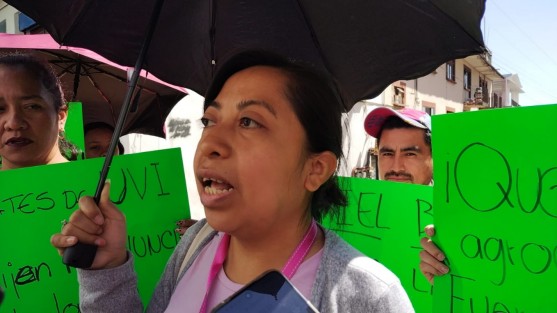 Estudiantes de la Universidad Veracruzana Intercultural bloquearon la calle Sebastián Camacho, en la esquina con Zaragoza, en protesta por la intención de desaparecer la carrera de Agroecología. 