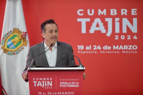 En Veracruz tenemos una cultura viva, pueblos que mantienen muy arraigadas sus costumbres y queremos compartirlo con el país, manifestó el gobernador Cuitláhuac García Jiménez durante la presentación de Cumbre Tajín desde Los Pinos y ante el presidente del Consejo Supremo Totonaco, Gerardo Cruz Espinoza.