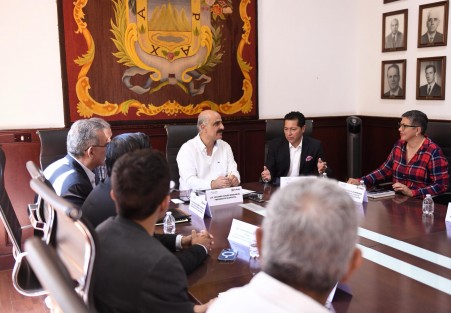 Con el propósito de trabajar coordinadamente con las Cámaras, Asociaciones y Colegios y contar con una orientación especializada para dar respuesta a las peticiones de obra pública que se tienen en la ciudad, el alcalde Ricardo Ahued Bardahuil se reunió con integrantes de la nueva directiva del Colegio de Ingenieros Civiles Carlos Nachón.
