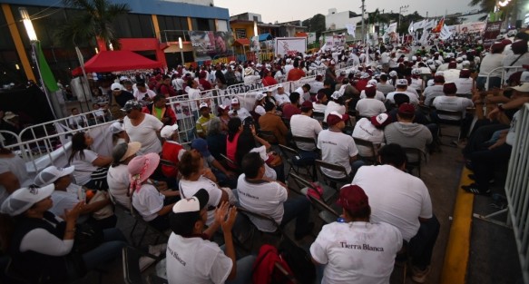 Rocío Nahle su precampaña a la gubernatura de Veracruz en el puerto de Alvarado, ante miles de simpatizantes de Morena, Partido Verde, Partido del Trabajo y Fuerza por México. Destacó la presencia de Javier Herrera Borunda, secretario de Organización del Comité Nacional del PVEM.