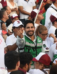 Rocío Nahle su precampaña a la gubernatura de Veracruz en el puerto de Alvarado, ante miles de simpatizantes de Morena, Partido Verde, Partido del Trabajo y Fuerza por México. Destacó la presencia de Javier Herrera Borunda, secretario de Organización del Comité Nacional del PVEM.